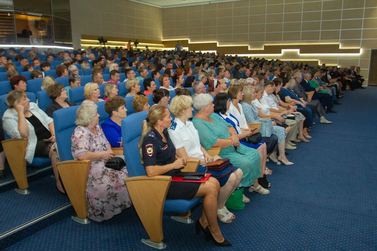 Педсоветы 2021. Августовский педсовет. Августовский педагогический совет. Августовский педагогический совет 2022 Екатеринбург. Августовский педсовет 2021-2022.