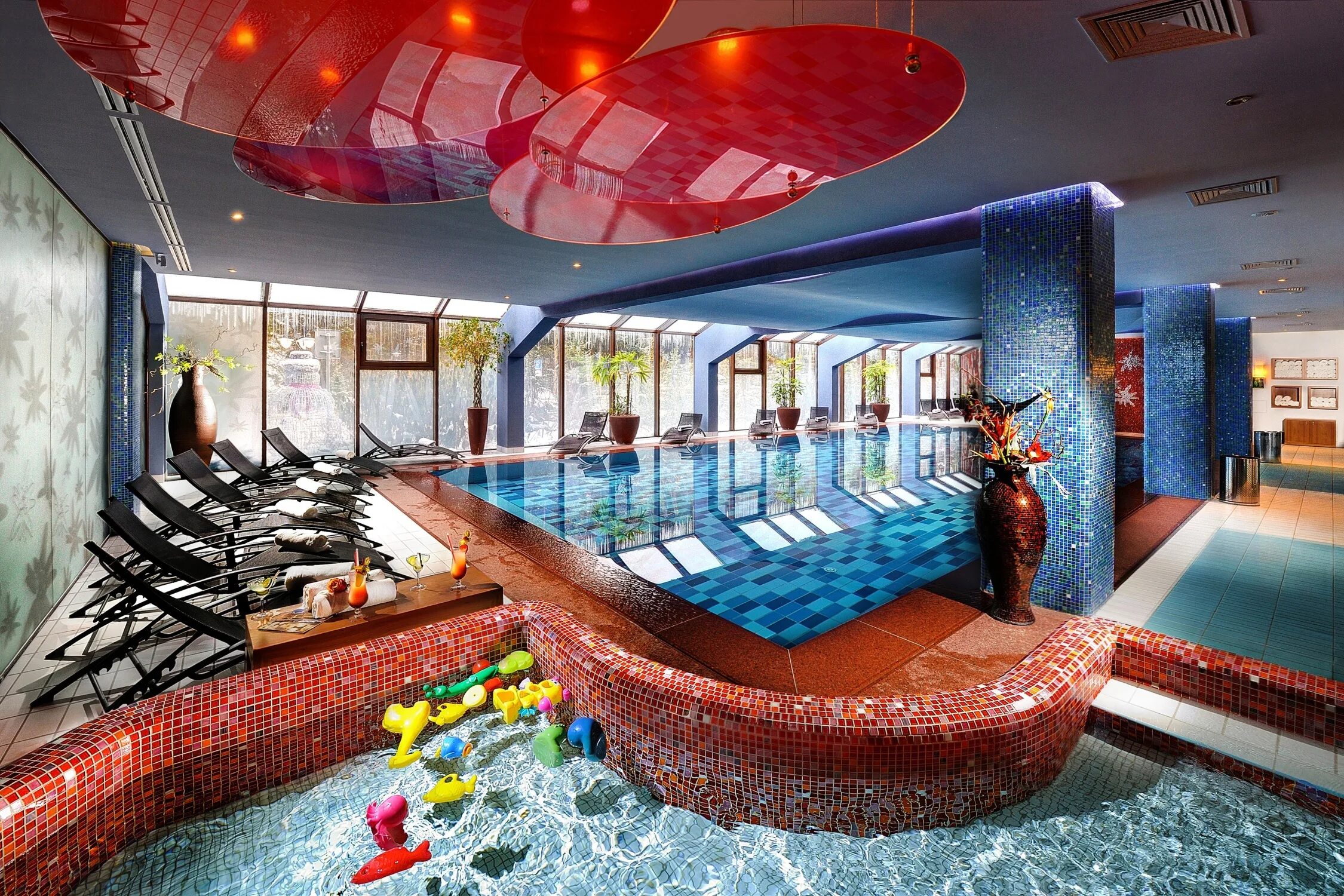 Спа с бассейном с детьми. Wellness Hotel Chopok. Спа отель с детским бассейном. Дети в бассейне в отеле. Спа отель с бассейном и сауной.