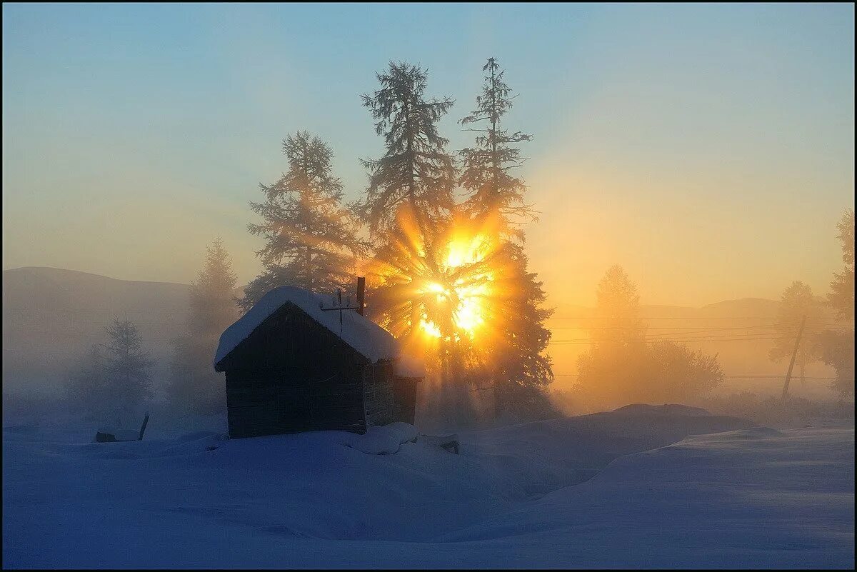Рассвет зимой. Деревня зимой солнце. Солнечный день зимой. Зимний рассвет в деревне.
