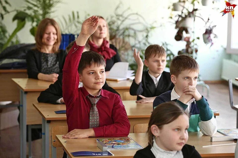 Однажды в школе на уроке. Ученики в школе. Школьники младших классов. Класс с учениками. Школьники за партой.