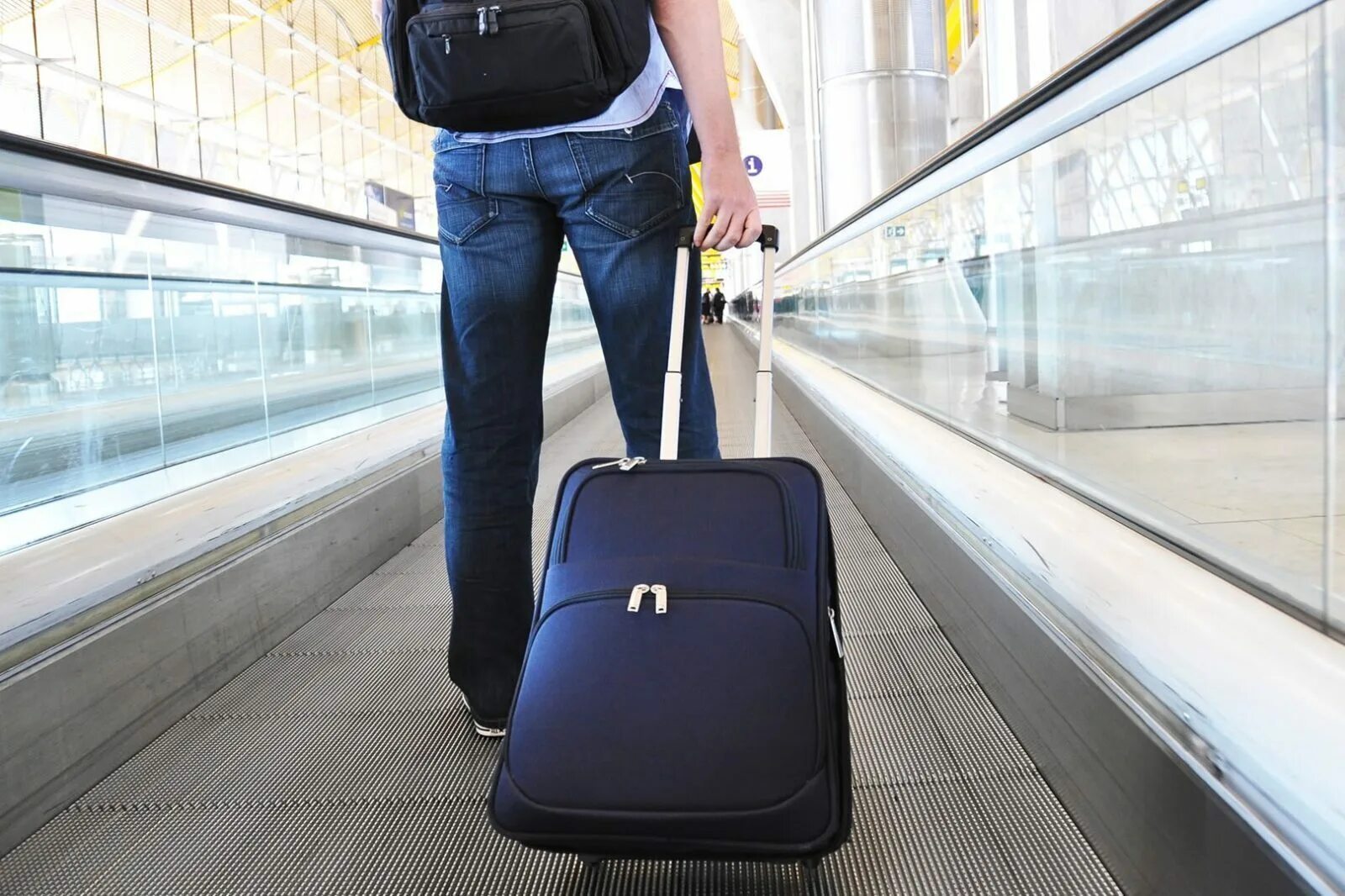 Парень в аэропорту. Покидать страну если есть. Покидать страну если есть. Уехать из города. Мужчина с чемоданом.