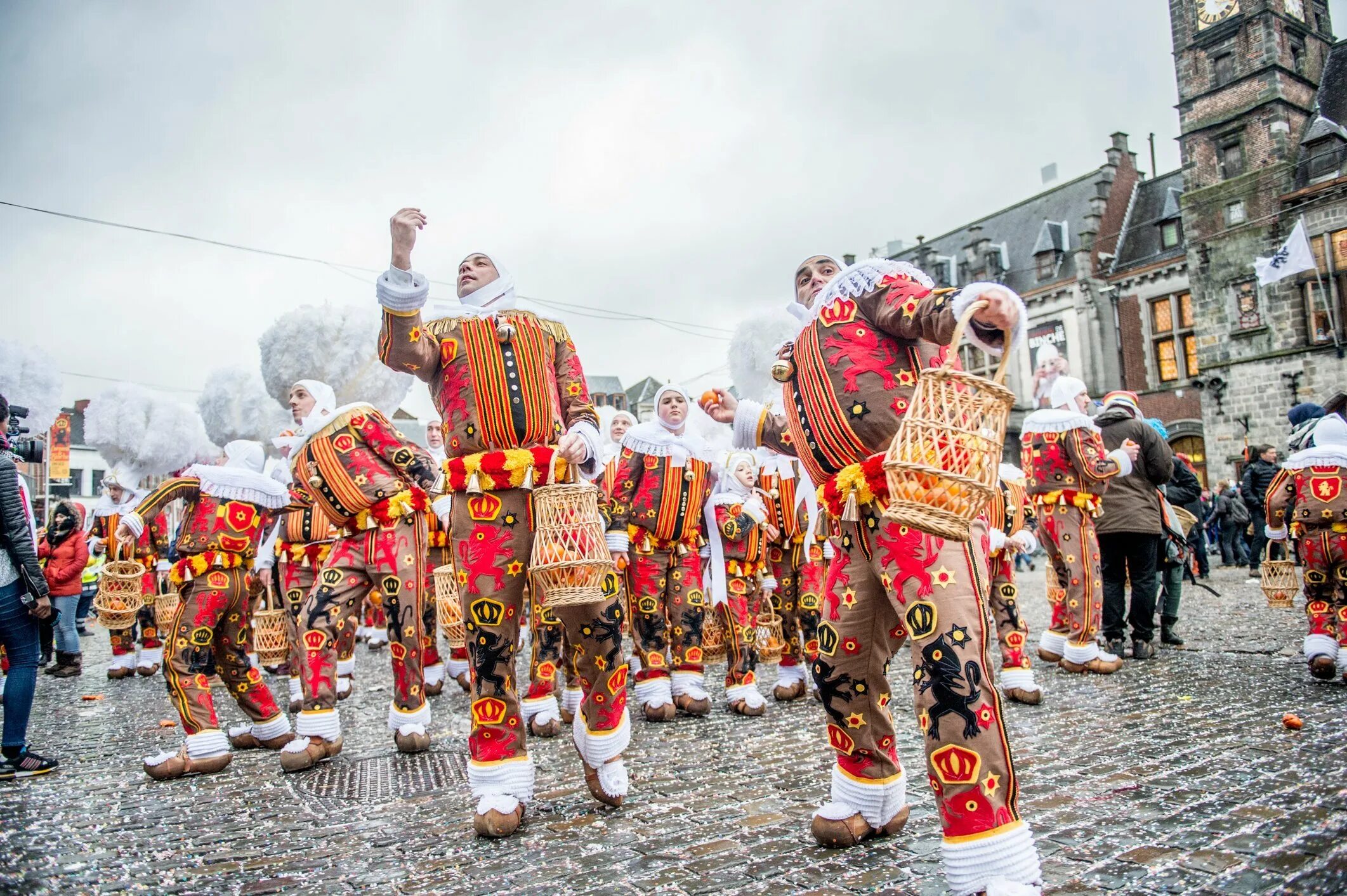 Мэй дэй в англии. Карнавалы. Кёльнский карнавал традиции. Masopust чехия масленица. Октоберфест 1810.