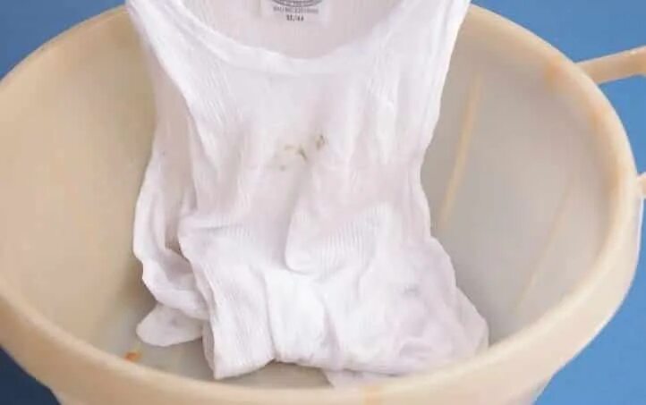 Отстирать грязь от белого. Пятно от мазута. Белизна на белой одежде. Отстирать грязь от белого. Отстирываем белую ткань.