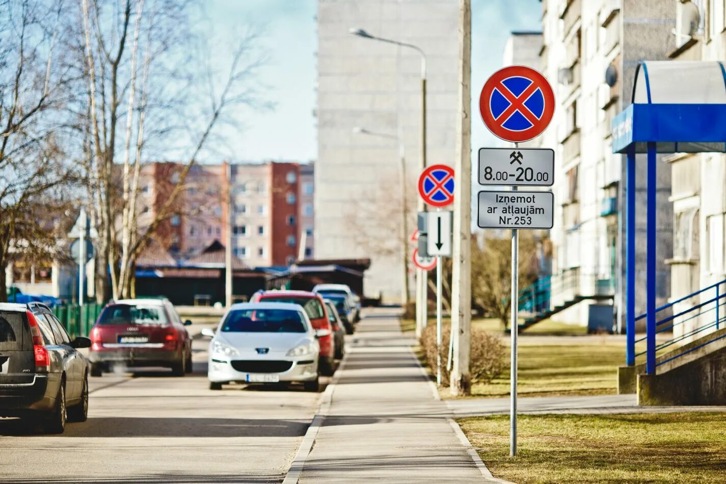 Автостоянка вблизи жилого дома