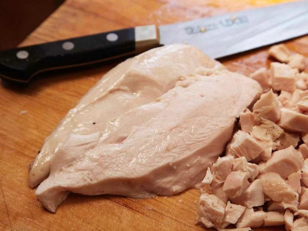 Куриная грудка фото. Куриное филе вареное. Отварное филе курицы. Кусочки курицы. Вареная курица.