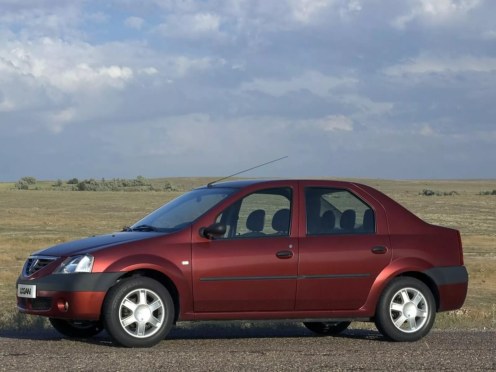 Машина логан фото. Рено Логан 1.6 2004. Renault Logan 2009. Рено Логан 1.6. Renault Logan 2009 1.6.