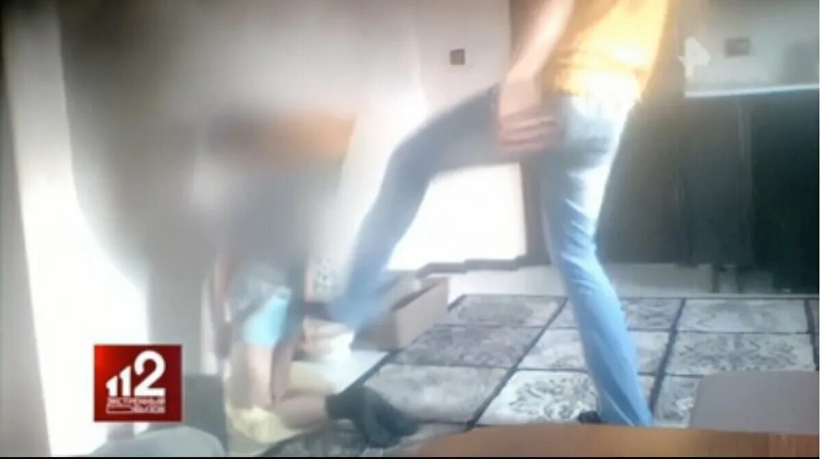 Мальчики издеваются девочки издеваются. Издевались над мальчиком. девочки издеваются над мальчиками. надругался над мальчиком. мама издевается над ребенком.