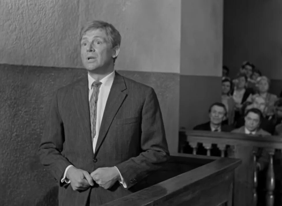 Андрей миронов берегись автомобиля. Евгений евстигнеев в фильме берегись автомобиля. Зрителей полный стадион берегись автомобиля. Иннокентий смоктуновский берегись автомобиля. Юрий деточкин берегись автомобиля.