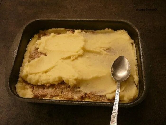 Пюре фарш сыр. Картофельная запеканка на противне. картофельная запеканка в форме. запеканка с пюре и фаршем. картофельное пюре запеченное в духовке с сыром.