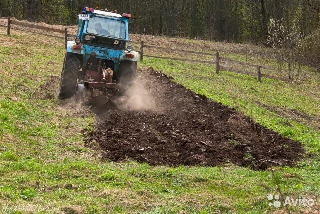 мтз 82 пахота. трактор для пахоты. вспахать поле трактором. пахота. вспахать поле трактором.