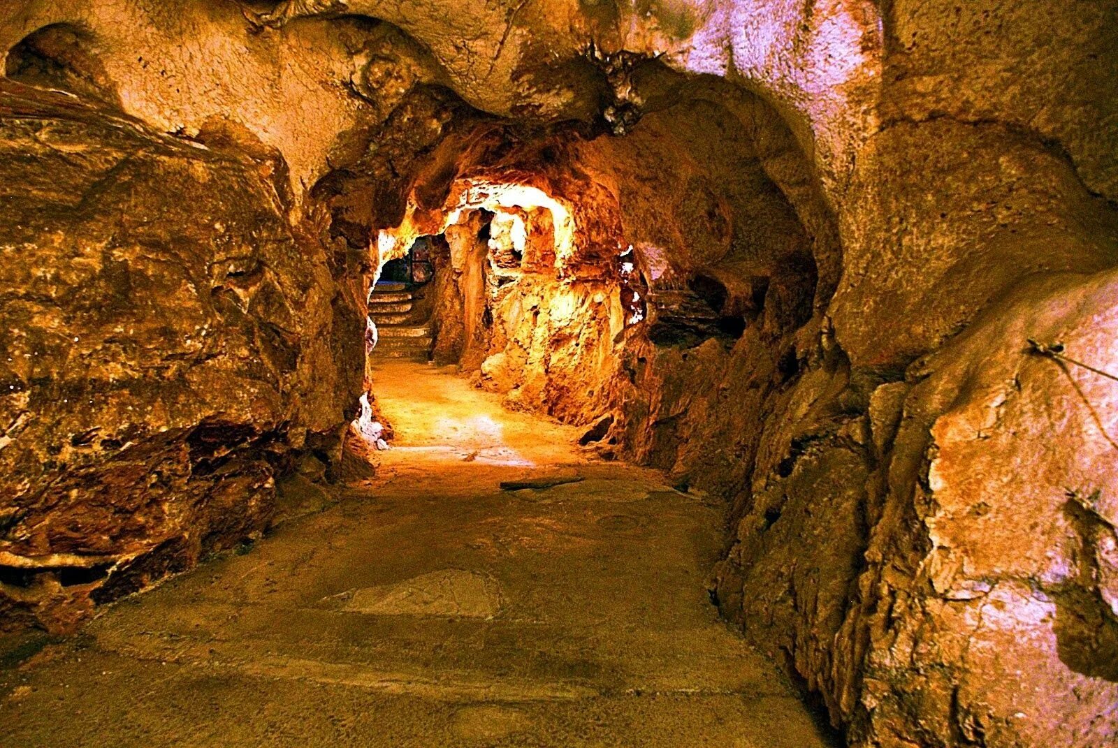 Украсить пещеру. Пещера Эль Гуачаро Венесуэла. Пещера Лос-Тайос. Пещера с золотом.