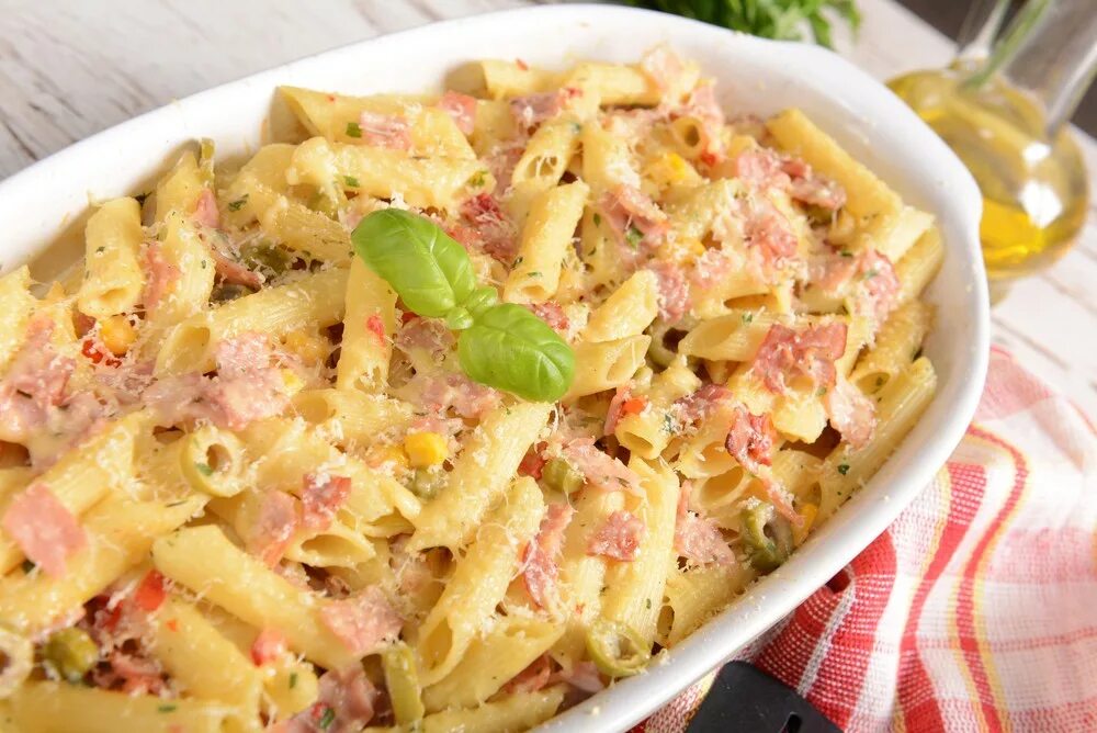 Запеканка из макарон с яйцом и сыром. Пенне с ветчиной. запеканка из макарон с колбасой и сыром. макароны с сыром и колбасой. запеканка из макарон с ветчиной и сыром.