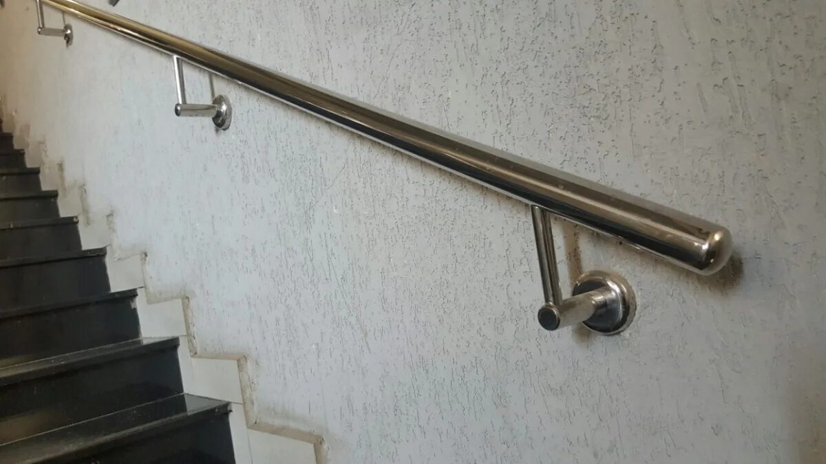 панели из нержавейки для отделки. нержавейка на стену. "пристенный поручень" двухуровневый l=16900мм, h=900мм, 700м. поручни пристенные 38мм нержавеющая сталь. металлическая настенная панель.