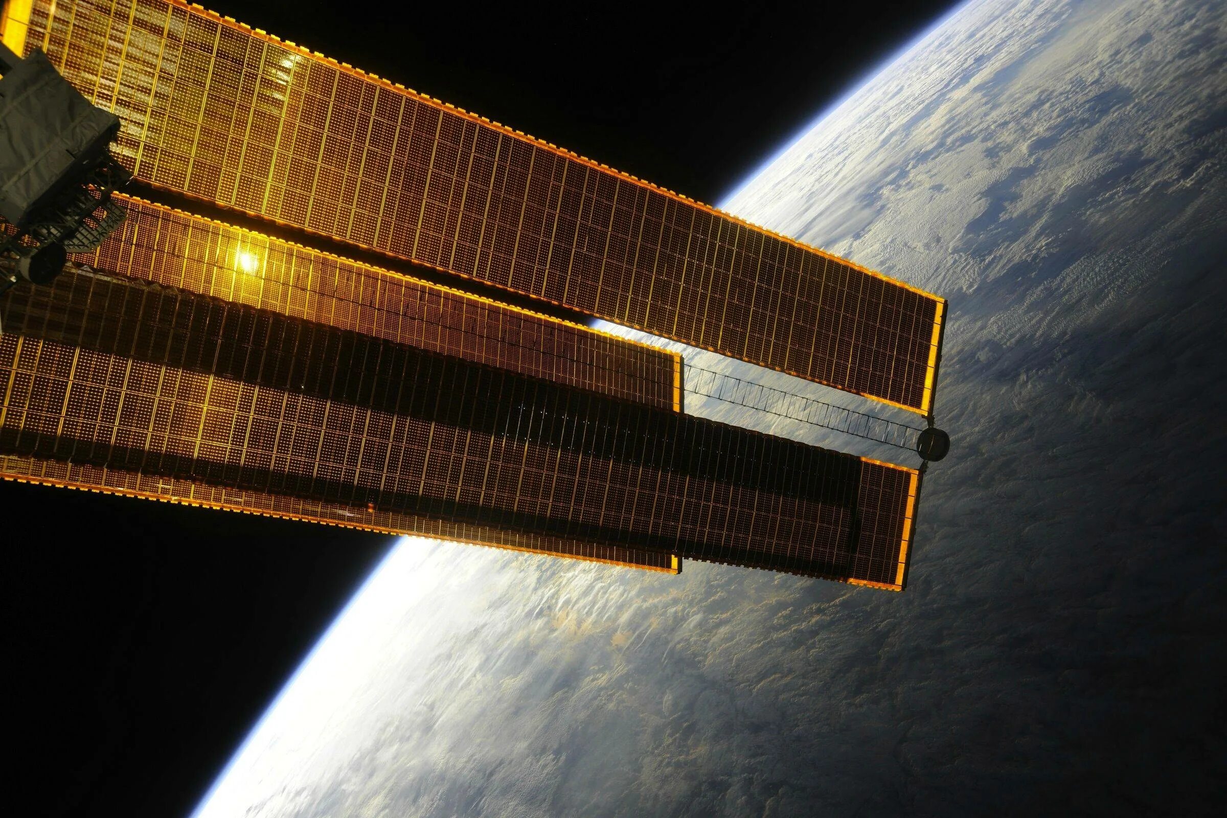 Sol space. Солнечные батареи на МКС. Solar Panels ISS. Космический корабль с солнечными батареями. Спутник с солнечными батареями.