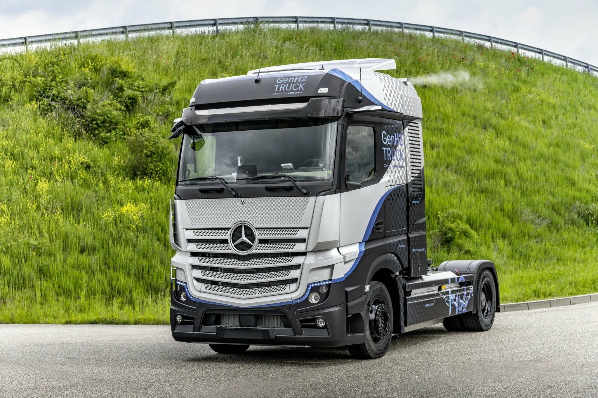 Фура 2025. Mercedes benz actros 2025. mercedes-benz genh2 truck. мерседес актрос тягач. mercedes truck 2025.
