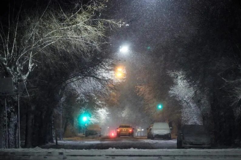 Визуальный снег ночью. Снег выпавший ночью. В Кургане снег ночь. Нижнекамск. Ночью. Снег. Снег выпавший ночью и еще не изборожденный