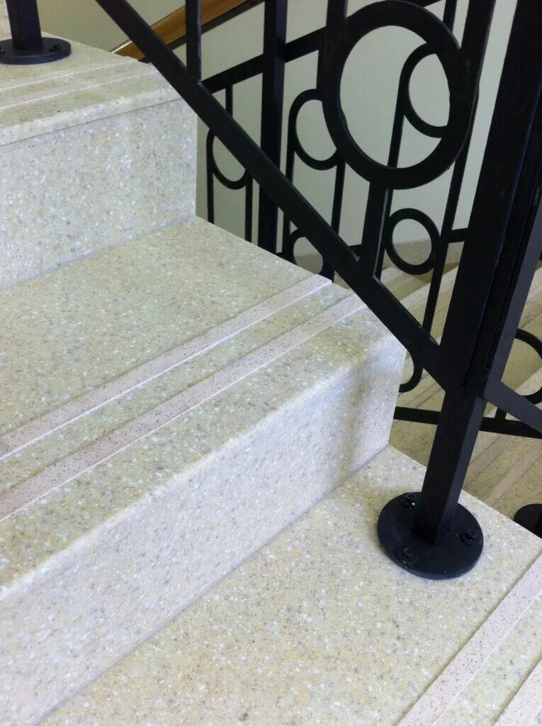 Лестница из акрилового камня. Лестница из искусственного камня. Куртинский гранит ступени. Плиты агломератные для ступеней т-30мм. Отделка лестницы искусственным камнем.