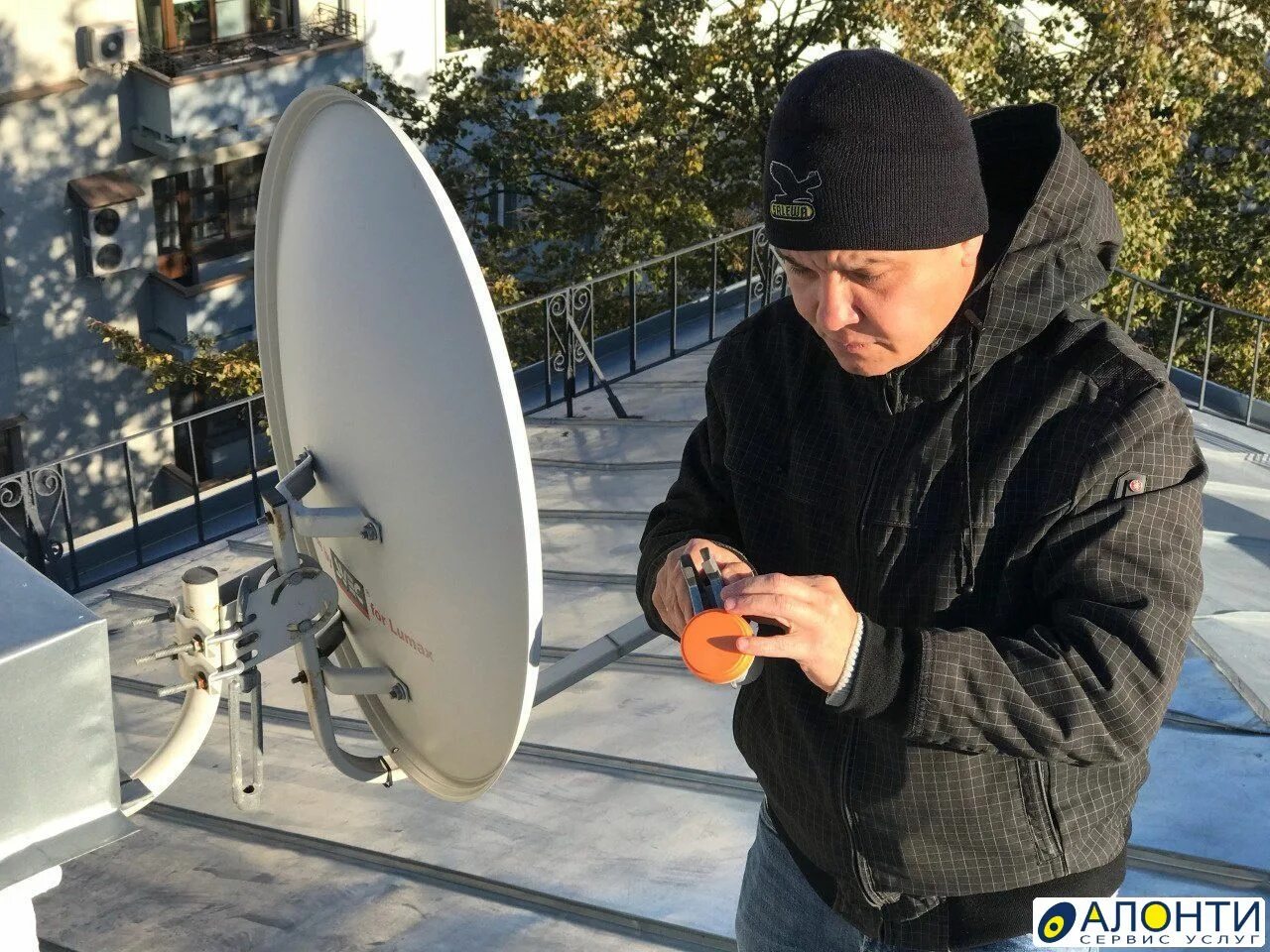 Спутниковая антенна. Телевизионная спутниковая антенна. Монтаж спутниковой антенны. Установщик антенн. Ремонт тарелки