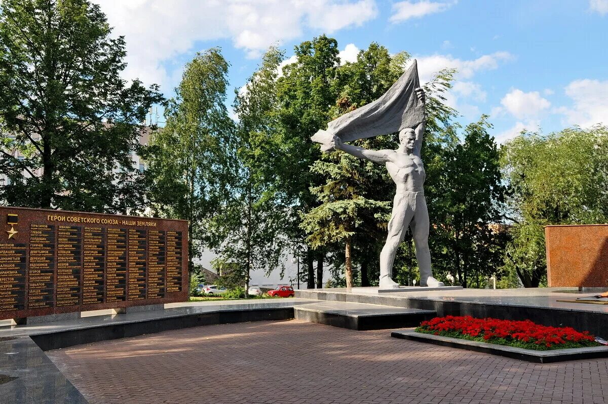 Сквер Победы в Ижевске памятник. Карлутская площадь Ижевск. Монумент боевой и трудовой славы. Старый Ижевск Карлутская площадь.