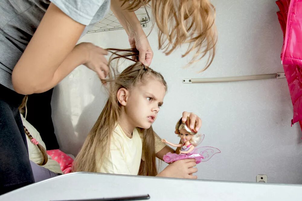 Hairy daughter. Ребенок с запутанными волосами. Мама заплетает косы. Мама заплетет косички. Мама плетет косички дочке.