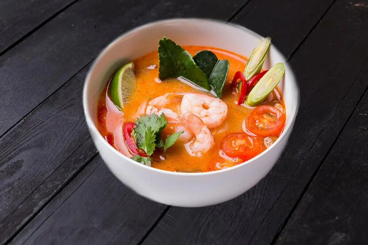 4 кисло остро. Вьетнамский суп том ям. Том ям в Тайланде. Острый суп том ям.