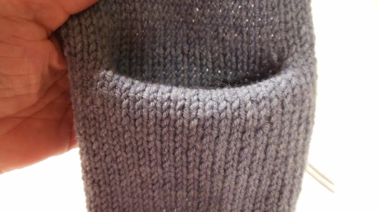 Боковой карман спицами. Накладные вязаные карманы. Вязание спицами снизу вверх прорезной боковой карман на молнии. Вязание прорезной карман горизонтальный. Прорезной карман на вязальной машине.