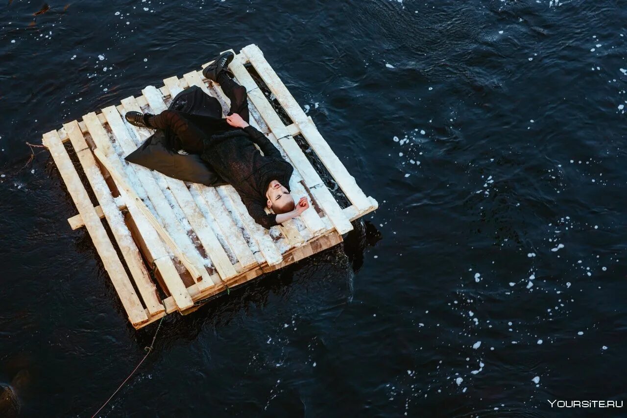 Человек плывет по реке. Человек на плоту. Люди на плату. Девушка на плоту. Плавающий плот.