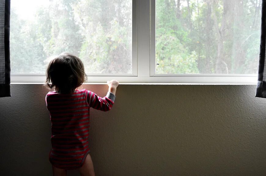 Мальчик дома. Трёхлетняя девочка погибшая в кирове в квартире. Заперла ребенка в квартире. Заперла ребенка в квартире. Брошенные дети в квартире.