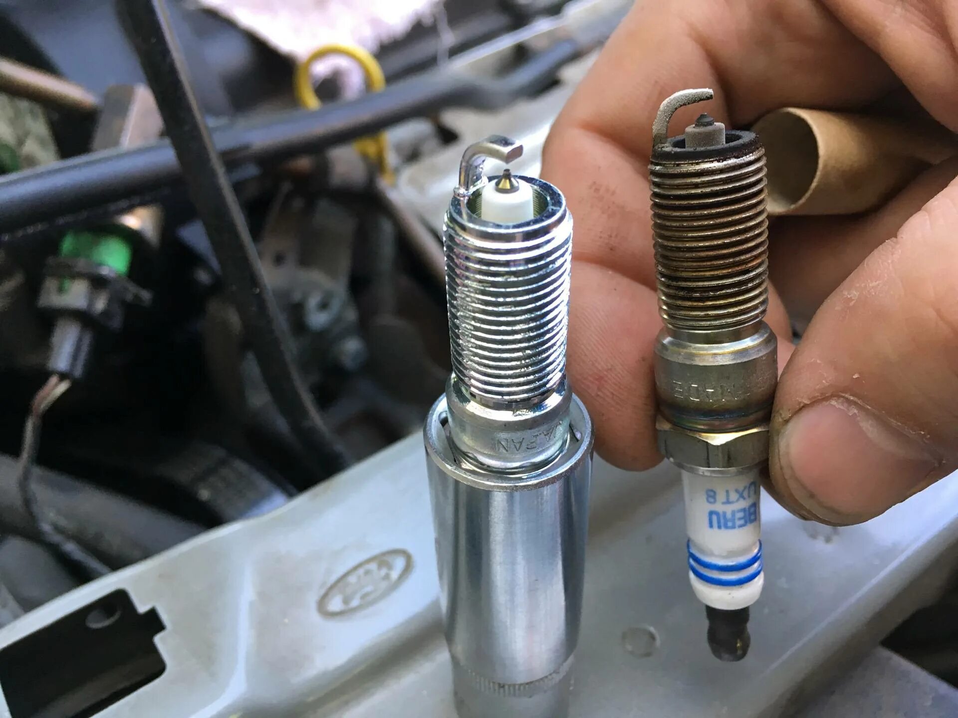 Свечи зажигания в двигателе. Как заменить свечу. Свечной ключ зил 131. Какой свечной ключ нужен для ваз 2114. Свечи spark plug.