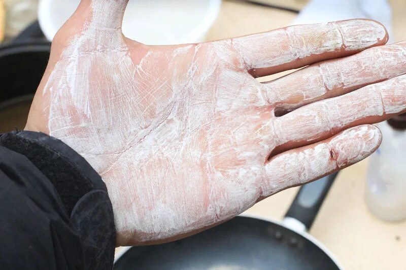 Что такое магнезия в медицине. Жидкая магнезия для турников. Жидкая магнезия для рук. Магнезия для рук. Молочко магнезии.