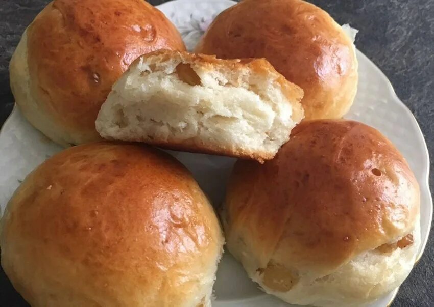 Булочки. Булочки без изюма. Сдобные булочки с изюмом из дрожжевого теста в духовке. Булочки с изюмом. Булка с изюмом.