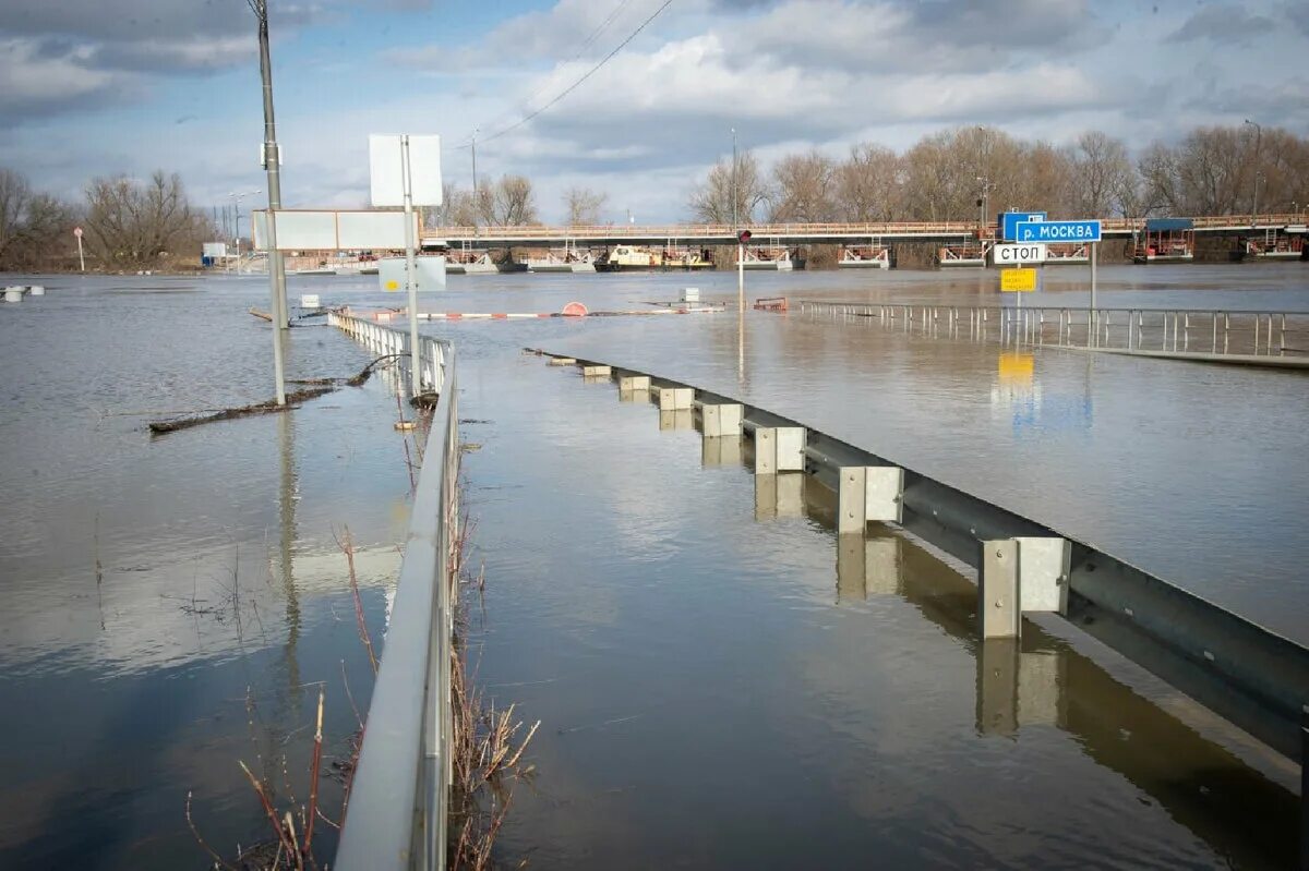 Уровень воды в реке ока коломна. Понтонный мост Озеры. Бобреневский Понтонный мост. Половодье. Паводок.