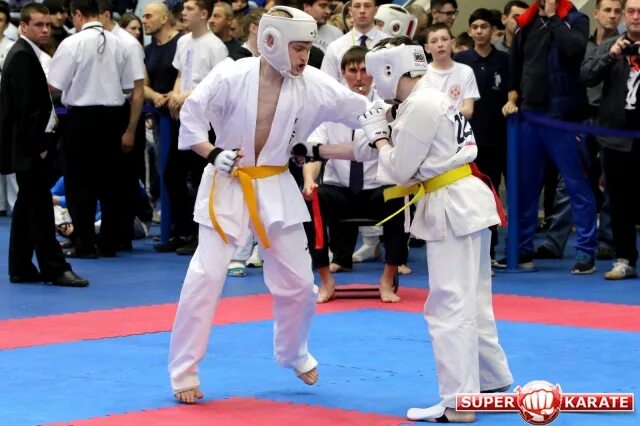 Каратэ киокушинкай бой дети. Киокушинкай каратэ поединки. Кёкусинкай каратэ бой. Kwu экипировка карате. Каратэ киокушинкай кумитэ.