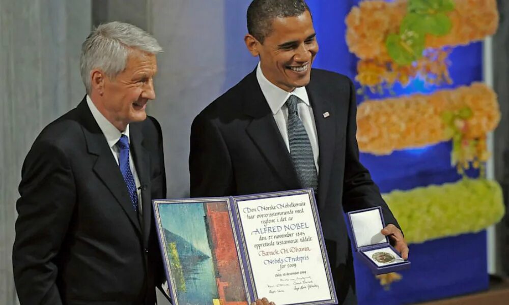 Барак обанобелевская премия. Барак обама на вручении нобелевской. Барак обама нобелевская премия мира. Нобелевская премия мира 2022 года. Барак обанобелевская премия.