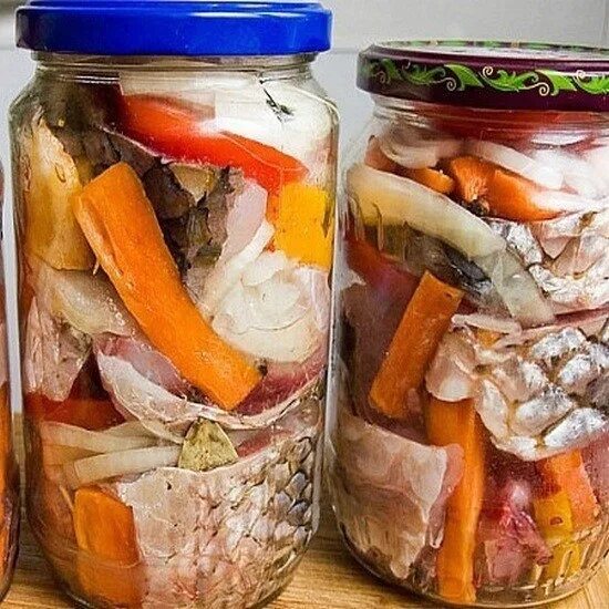 Рыба с овощами на зиму скумбрия. Домашние консервы. домашние рыбные консервы. консервы из скумбрии с овощами на зиму. домашняя консерва из рыбы с овощами на зиму.