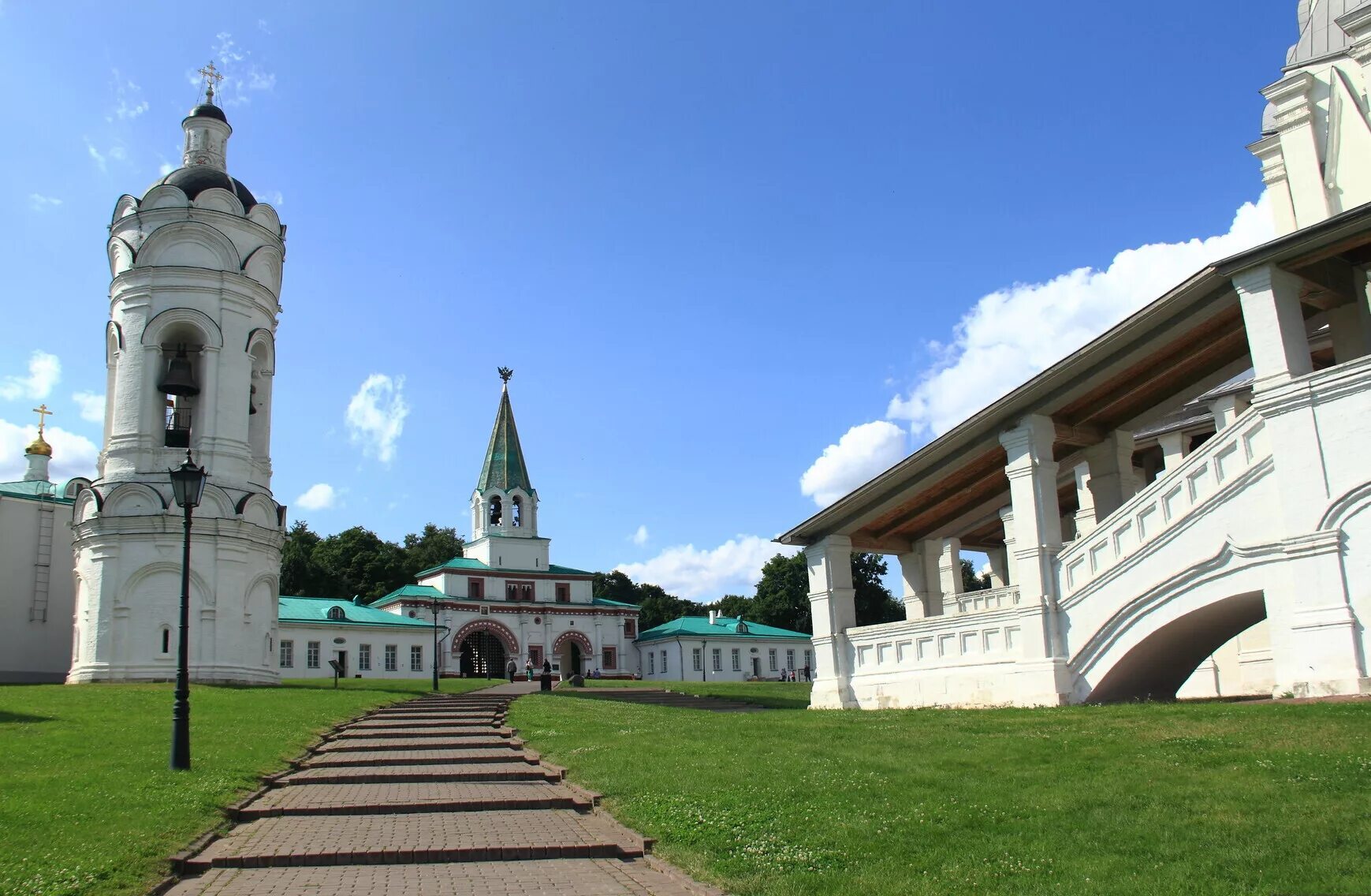 Музей-заповедник коломенское москва. Парк коломенское. Коломенский парк горы. Парк усадьба коломенское. Коломенский парк в москве.