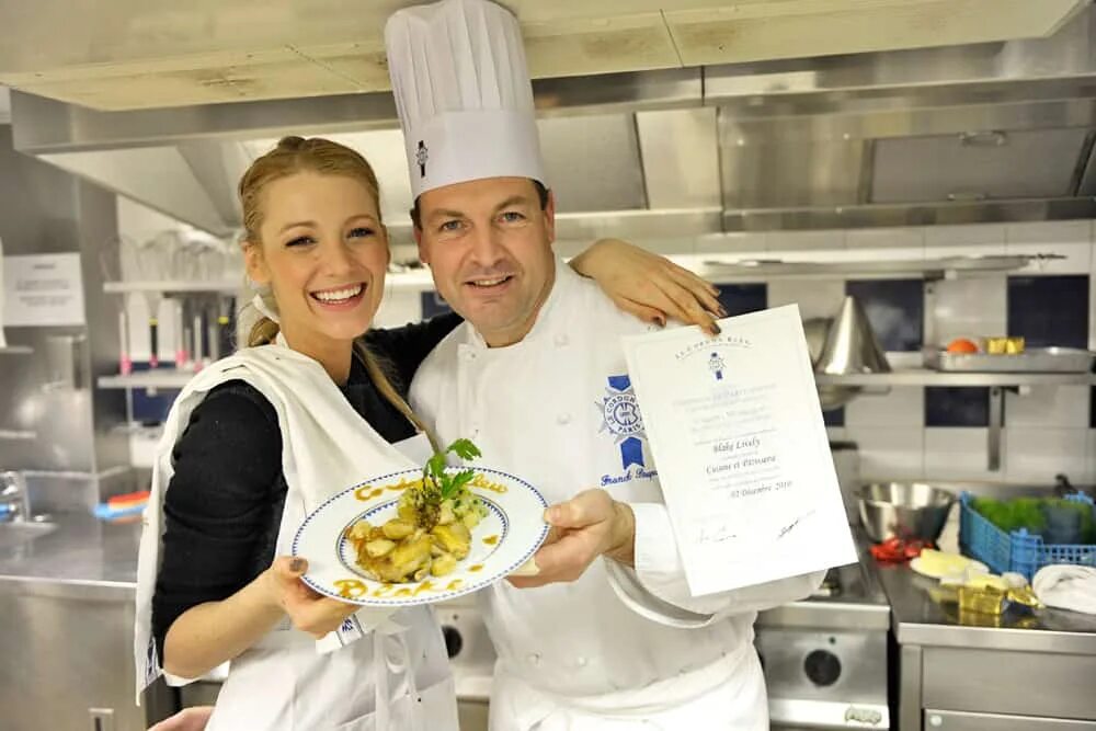 Кулинарный пар. Le cordon bleu париж. le cordon bleu кулинарная школа. шеф ле кордон блю. повара le cordon bleu.