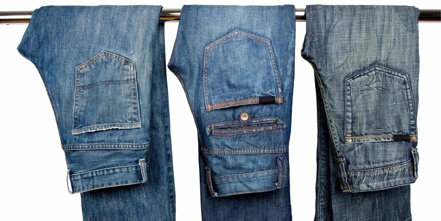 Сколько сохнет куртка. Джинсы сложенные. Джинсы на вешалке. Джинсы сложаная. Как красиво сфотографировать джинсы для продажи.