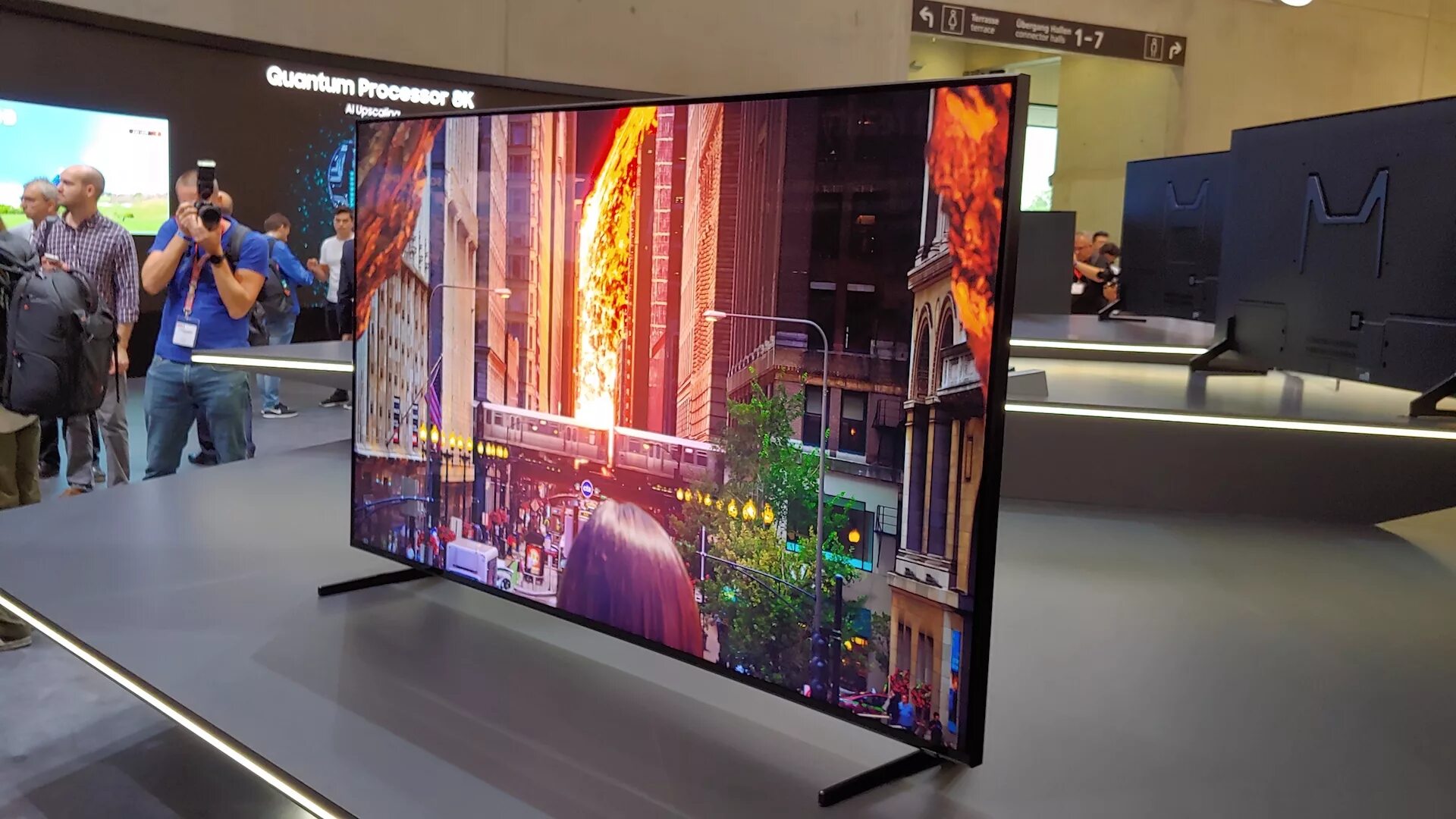 Новый телевизор видео. Samsung TV 8k. Samsung 85 дюймов 8k. Телевизор самсунг 85 дюймов 8к QLED 85. Самсунг QLED 8k.