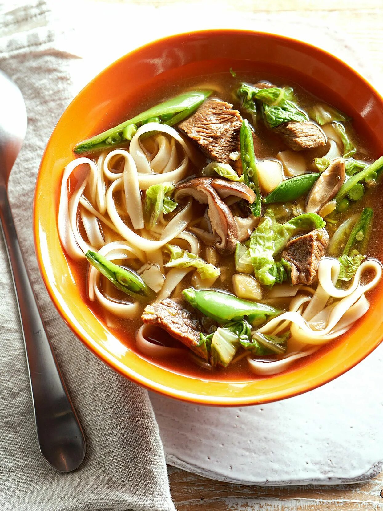 Домашняя лапша с мясом. Суп рамен с говядиной и лапшой. Рамен говяжий. Боул азиатская лапша. Сье рамен с говядиной.