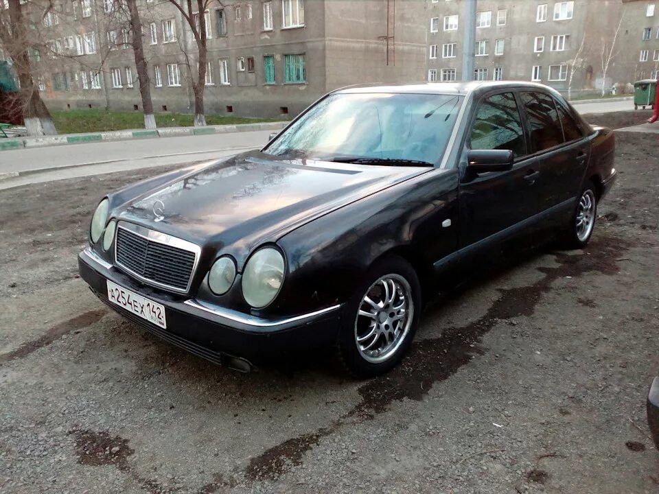 Мерин лупатый. Мерседес е320 лупатый. мерседес 320 лупатый. мерседес 1995 лупатый. лупатый мерседес w210.