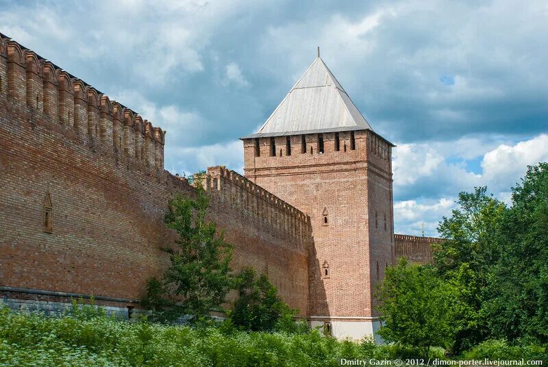 Крепостные стены кремля. Смоленский Кремль. Смоленская Крепостная стена. Крепостная стена Смоленского Кремля. Смоленский Кремль зубцы.