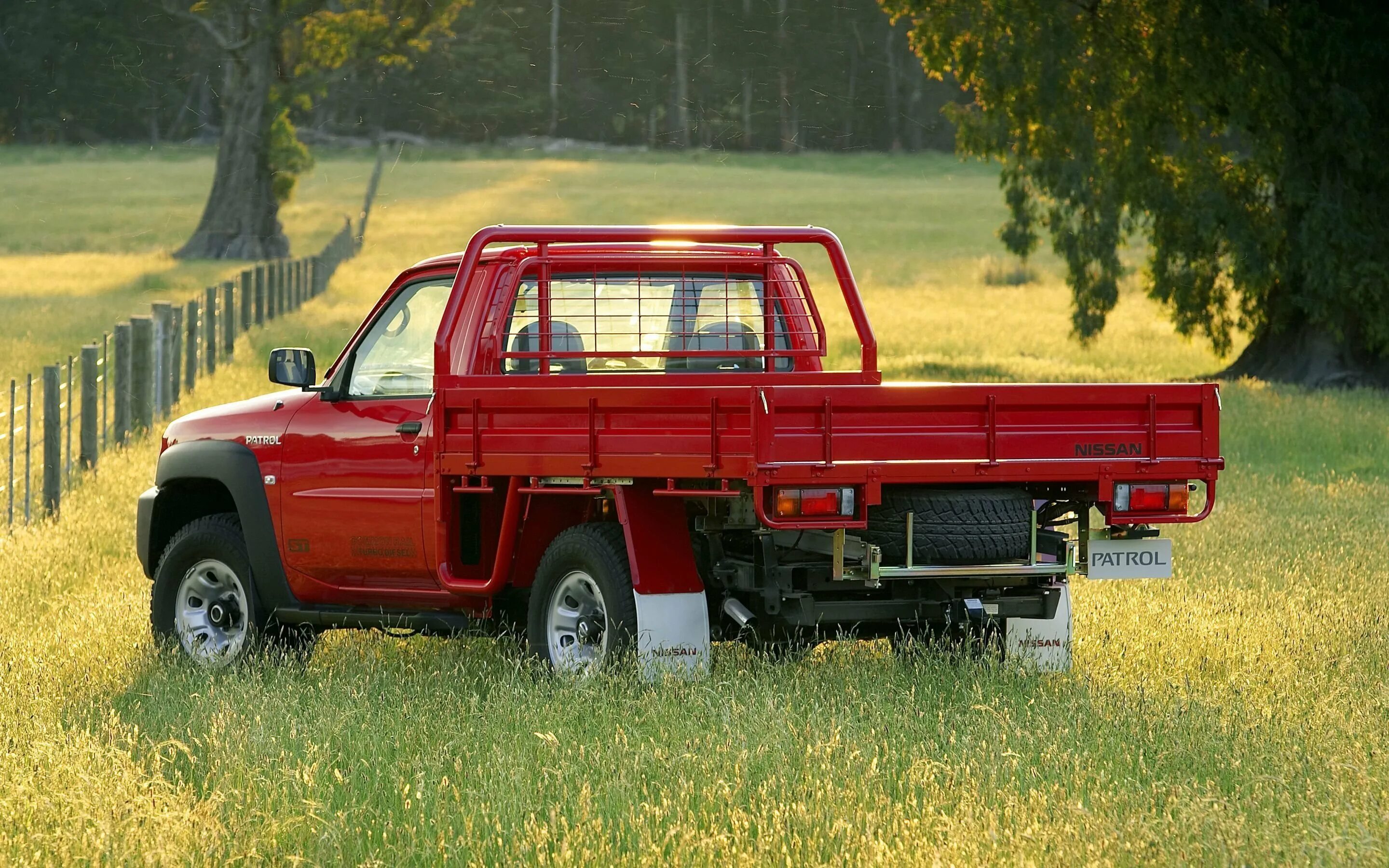 Пикапы свердловской области. Nissan Patrol Pickup. Ниссан Патрол с кузовом. Тойота Хайлюкс грузовой бортовой. Тойота пикап бортовой.