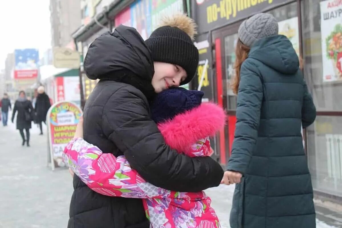 Обнимашки друзей. Объятия первых акция движения первых. Люди в обнимку. Друзья обнимаются. Акция международный день обьятия.