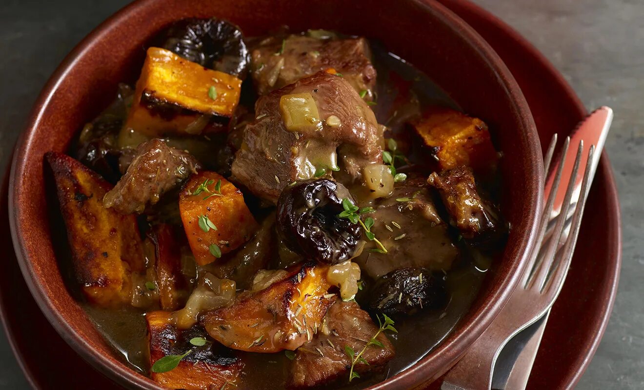 свинина с черносливом в духовке. мясо с черносливом в горшочке. гуляш с черносливом. мясо с черносливом в горшочке. мясо в горшочке с черносливом в духовке.