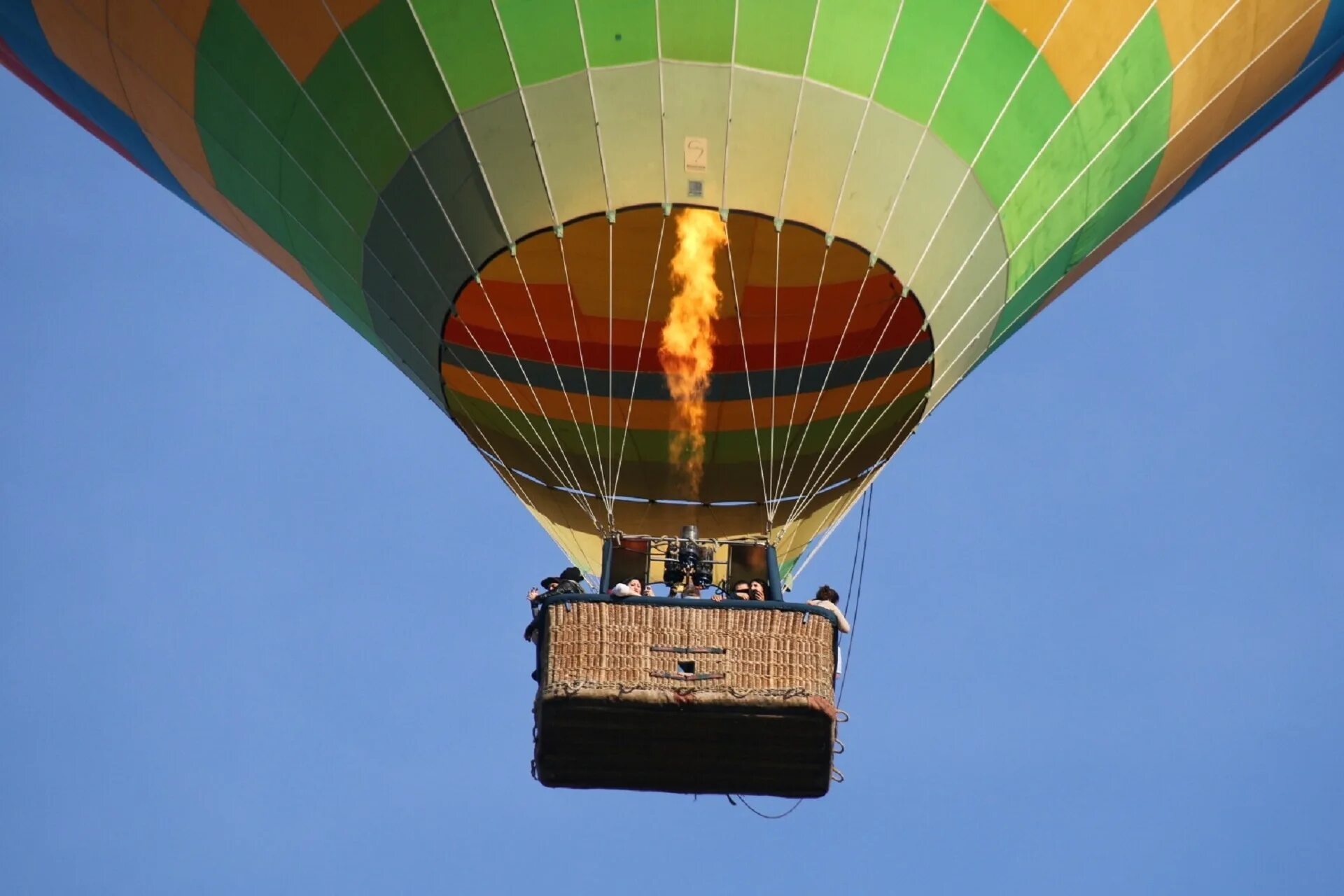 Летать на шаре как называется. Дирижабль монгольфьер. Монгольфьер воздушный шар. Воздухоплавание братья Монгольфье. Воздушный шар с корзиной.
