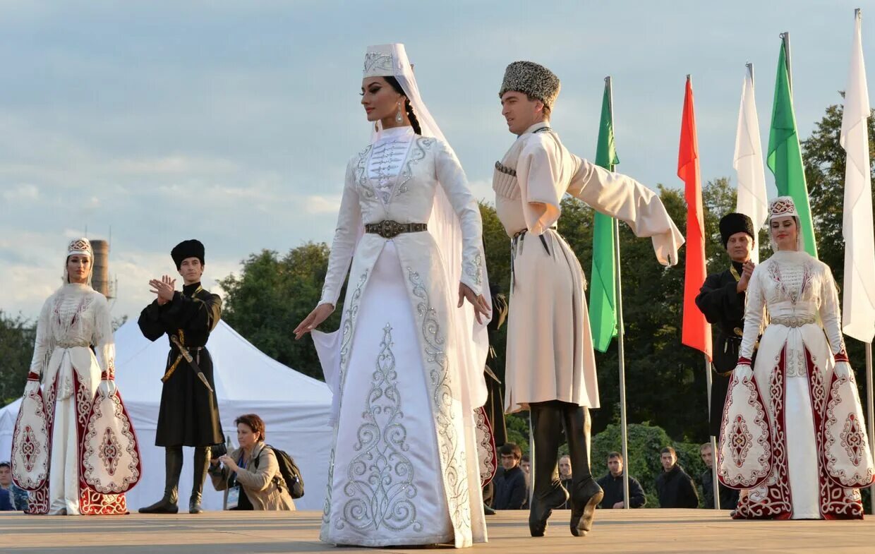 Народы Северного Кавказа чеченцы. Северная Осетия национальный костюм. Народы Северного Кавказа осетины. Национальный костюм Северного Кавказа. Осетины на кавказе