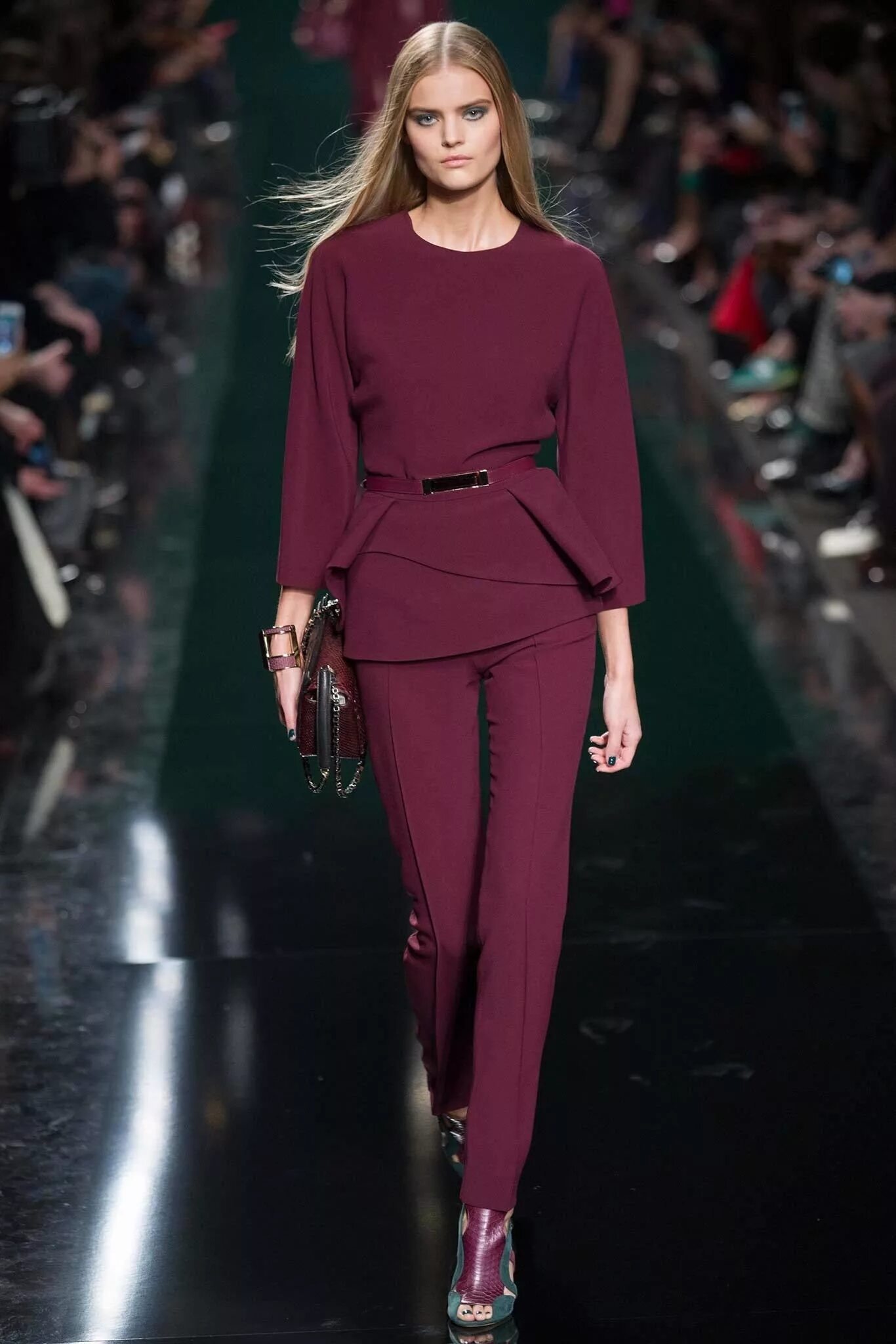 Какие костюмы в моде 2025. Эли сааб брючный костюм. elie saab брючный костюм. брючные костюмы от эли сааб. брючный костюм 2025 осень тренд.