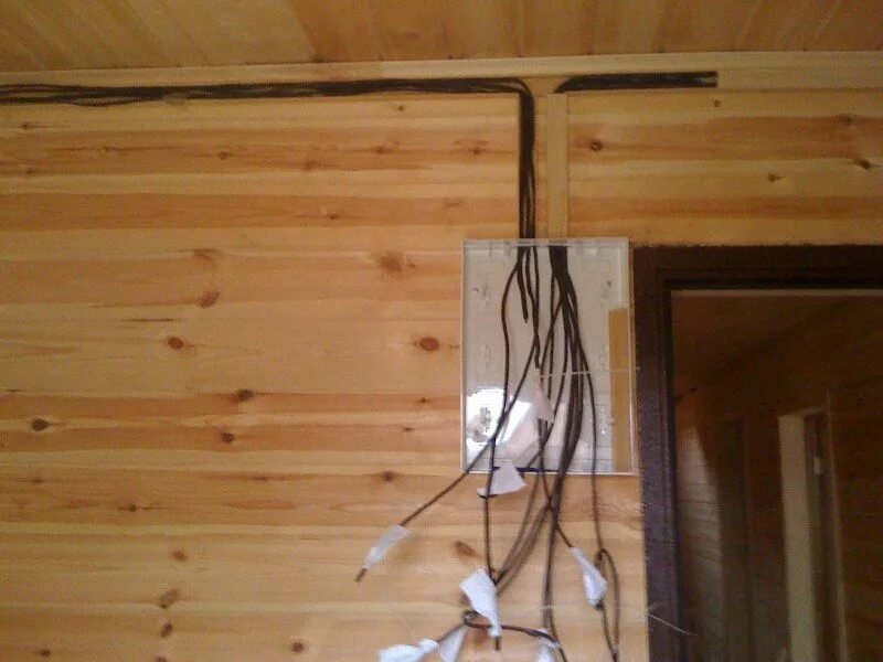 Проводка в кабель канале в деревянном доме. Электропроводка в деревянном доме. Проводка в коробах в деревянном доме. Электрика в деревянном доме. Электрика в коробах в деревянном доме.