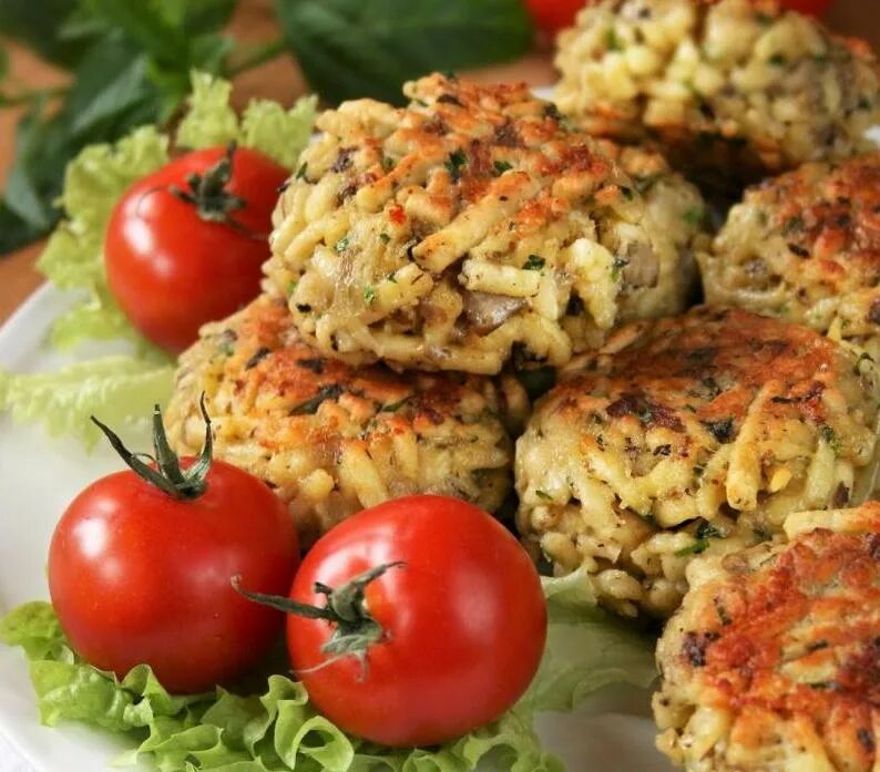 Рожки с котлетой. Вторые блюда. Вермишель с котлетами. Котлеты из макарон фарша. Паста с котлетами.